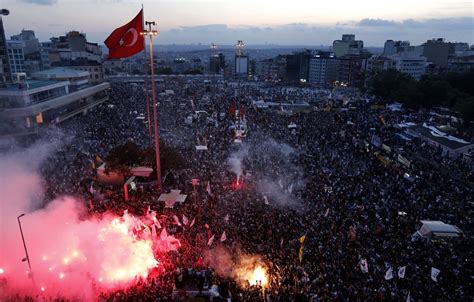 De Gezi Park Protesten: Een Sprookje met een Bittere Nasmaak die de Turkse Democratie Voorgoed Veranderde