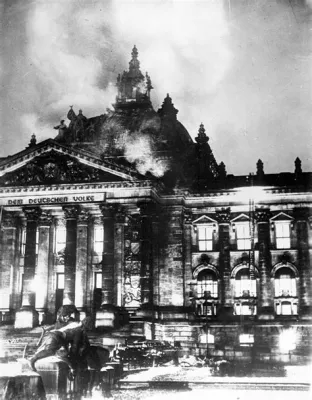  De Reichstagsbrand: Een Infame Nacht van Verbranding en Politieke Intrige in het Weimar-Duitsland